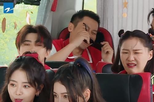 金婧录《奔跑吧》和蔡徐坤互动频繁，两次避嫌的方式很高级