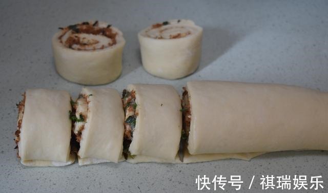 跟我做面包吧,柔软又香又好吃,当早餐正好,连做了三次还没吃够