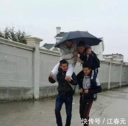 |幽默笑话:圣诞节当晚,室友在床头挂了只袜子,今早起来发现……