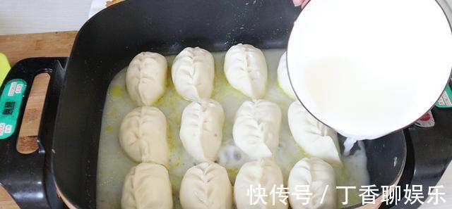 美味|饺子别再煮着吃,教你这样做,外皮金黄酥脆,馅料滑嫩流汁,美味