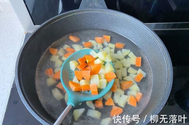 天冷了,就喜欢这种懒人盖浇饭,有菜有肉又有汤,拌米饭超香!