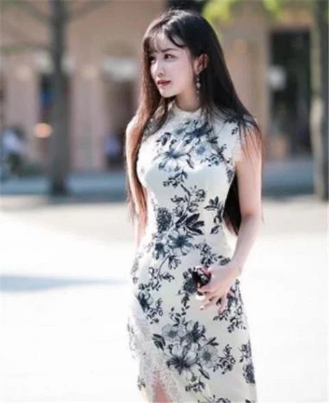 街拍:一貌倾城的美女,一条优雅的开叉裙,尽显玲珑有致的好身材