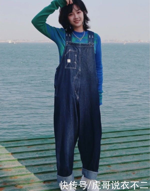 谁说背带裤太“幼稚”？只要搭配得好，轻轻松松穿出少女感