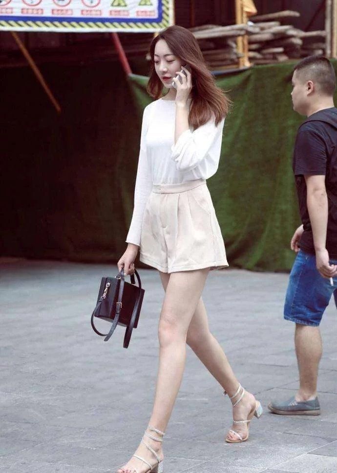 街拍:轻装出行的美女,身材气质真的无话可说