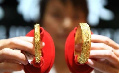 买黄金手镯越重越好？内行人一分析，后悔才知道