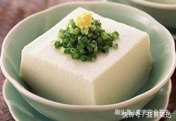 蜂蜜|经常吃豆腐的人注意!豆腐人人爱吃,但这种人不能吃,后悔才知道
