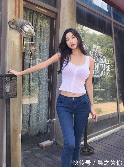 曼妙 简单舒适的牛仔裤,尽显时尚美女的曼妙身姿,突显出女神气质!