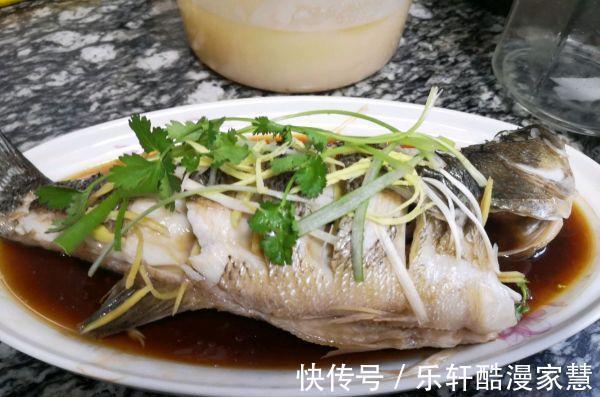 只爱这种做法清蒸鲈鱼，又快又简单，鱼肉鲜嫩细腻，好吃没有腥味