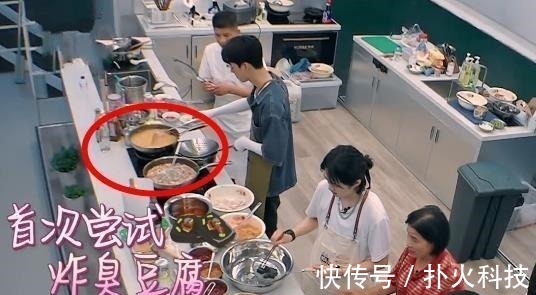 龚俊做菜状况百出，油四处飞溅手差点烫伤，处理方式令人心疼