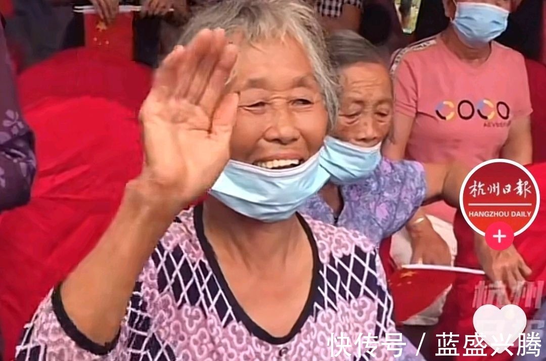 跳台|全红婵的爷爷奶奶逛商场!老两口东张西望挺好奇,衣着光鲜变化大!