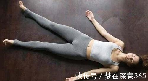 垫子|姑娘瘦身无从下手 试试4个瑜伽动作, 让你轻轻松松瘦下来