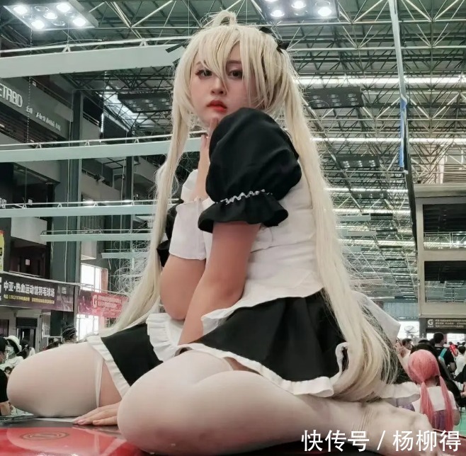 坦克|坦克穹妹漫展重压“痛车”,粉丝这坦穹的白丝是不是有点奇怪