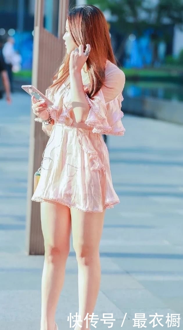 街拍美女：小姐姐蕾丝连衣裙搭配高跟鞋，高贵优雅又显美丽大方