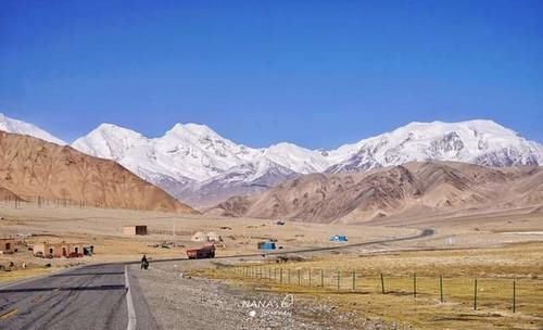 新疆的这条公路，雪山湖泊湿地如桃源美景，风景可媲美西藏