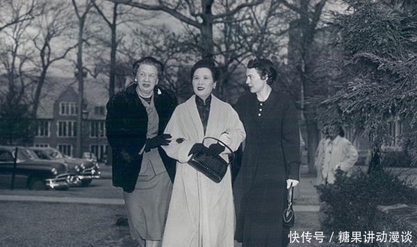 嫁给|老照片：17岁时嫁给上将孙立人的美女，图5捂嘴大笑的宋美龄