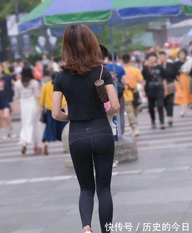 长腿 长腿姑娘适合穿瑜伽裤，选择简洁轻盈的裙型，真佩服她！