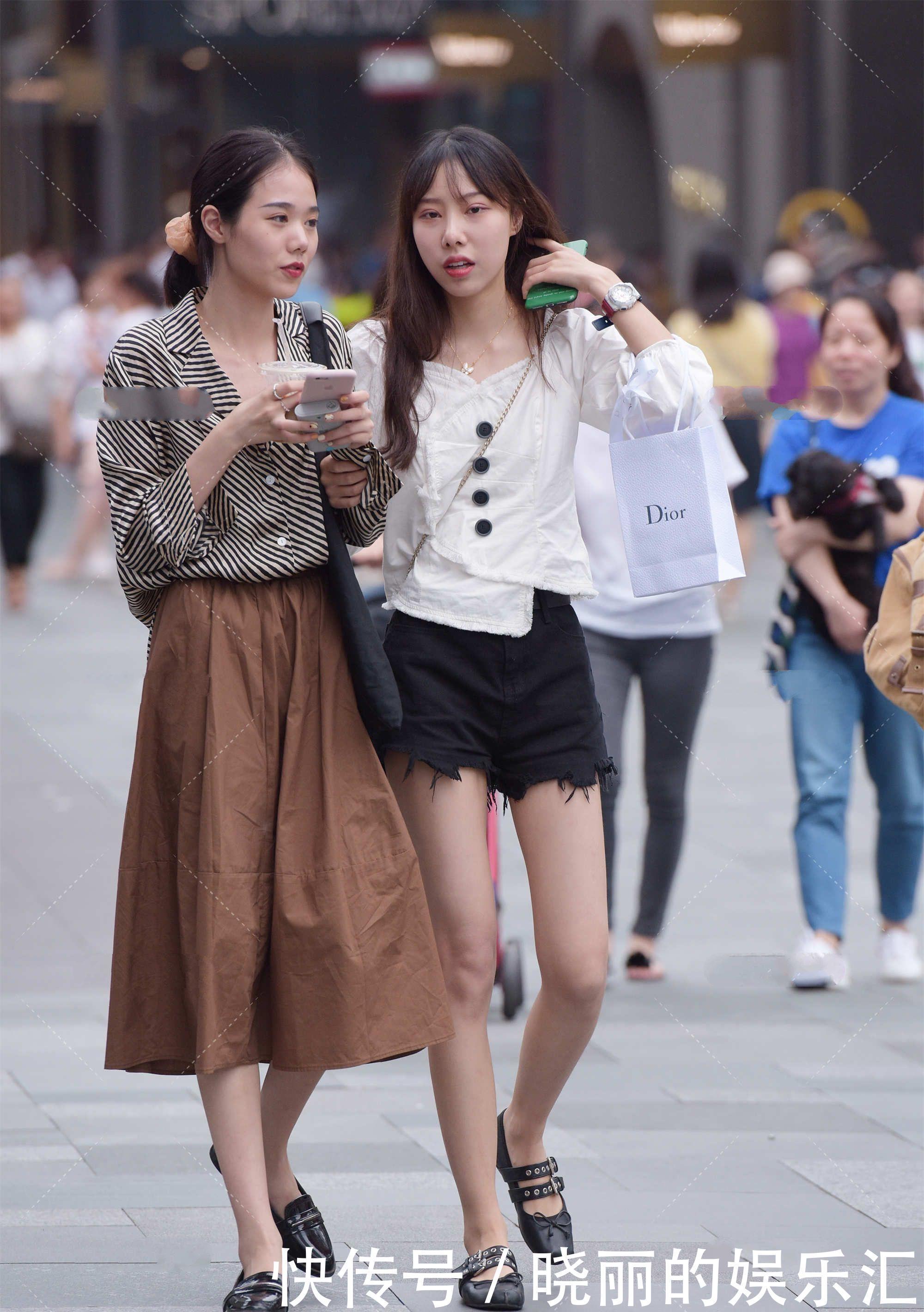 黑白|白色上衣甜美可爱,和牛仔短裤组合起来,这样的穿搭简约大方