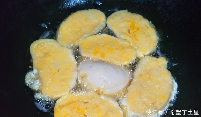 炸馒头片时，鸡蛋里面多加1样，馒头片不吸油，外酥里嫩真好吃