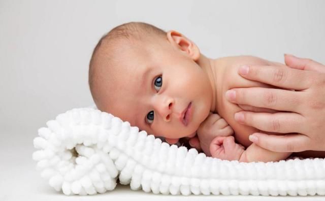 时间段|妈妈注意这6个时间段不要去亲吻搂抱宝宝 影响孩子健康就晚了