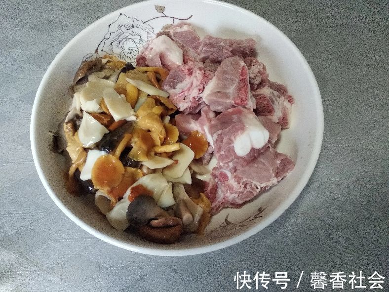 窍门|烀猪肉煮排骨，记住“3不放2窍门”，肉香味浓无腥味，瘦肉还不柴
