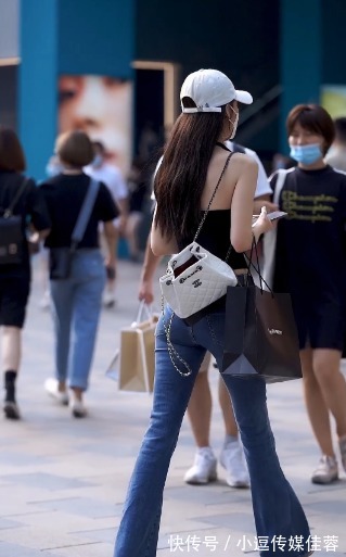喇叭裤|口罩下的气质美女，身穿黑色背心搭配喇叭裤，展示绝佳好身材