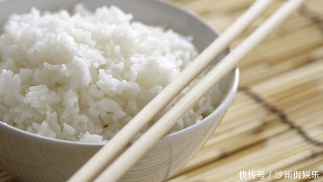 蒸米饭|蒸米饭时,只加清水就错了,教你1招,粒粒分明又松软,特别香