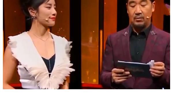 康熙微服私访记|主持人穿衣失误少穿了一件衣服，张国立全程目不斜视