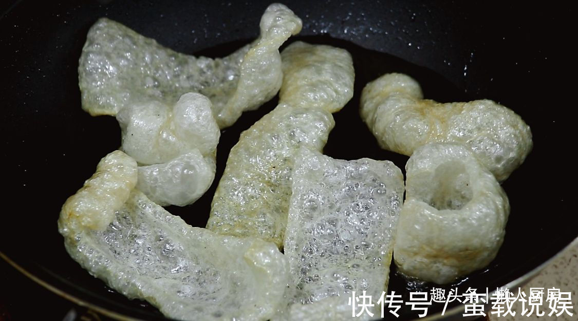 收入|掌握好这些技巧，炸出来的猪皮蓬松，有人凭借着炸猪皮年收入百万
