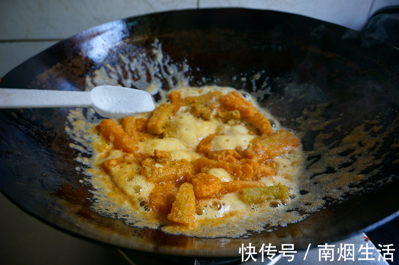 跟着我一起|蛋黄焗南瓜家庭版简单做法，味道香甜，色泽诱人