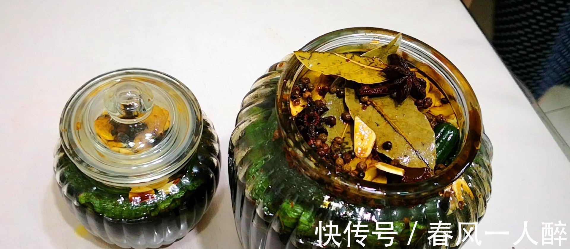 腌黄瓜时,只会加盐就外行了,多加1味调料,又脆又绿格外香!