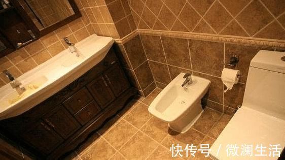 工人|头一次见卫生间贴瓷砖留空一排,以为工人偷懒,问完才知好处多