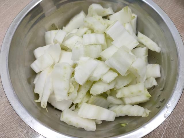 冬天炖白菜,多加2样食材,白菜软烂好吃,家人特别喜欢