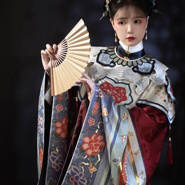 “鬼新娘”高价汉服引众人争议,这究竟是汉服还是“清装”