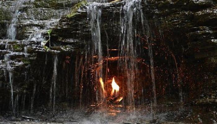 地狱|揭秘! 瀑布中来自地狱的“永恒之火”, 为何燃烧千年至今不灭