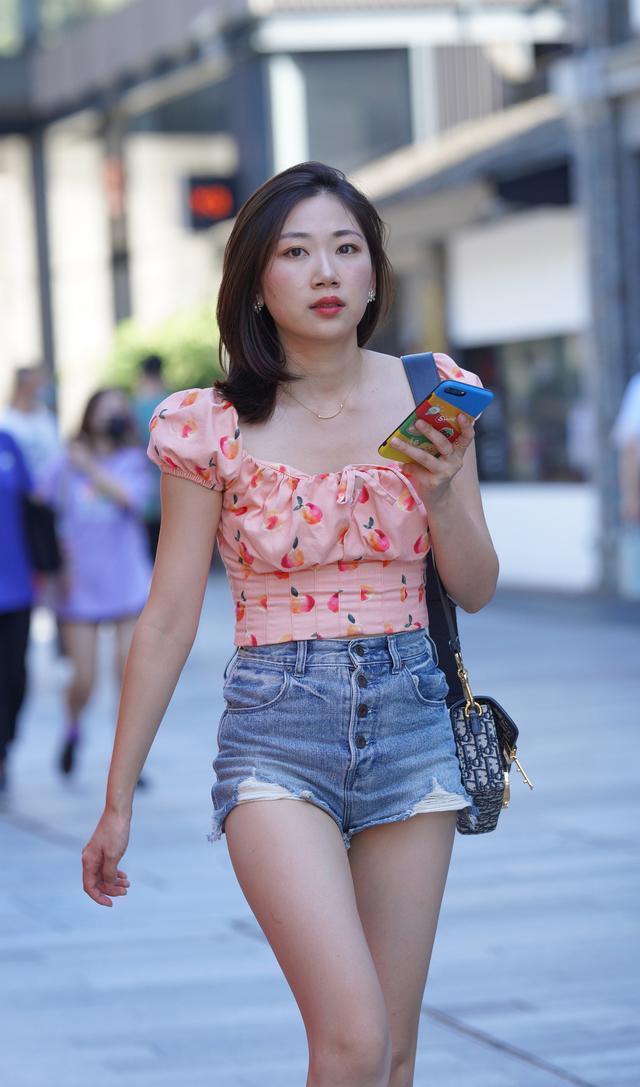 如何把牛仔短裤穿出时尚感? 基础色配粉色, 时髦减龄又淑女