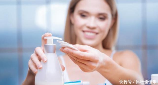 皮肤|护肤品是用手拍还是化妆棉擦,很多女人都做错了,难怪小细纹会多