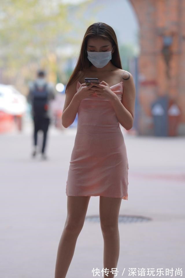 包臀裙 慵懒的包臀裙装扮尽优美的飘逸感,无惧寒冷露出脚背,造型独特!