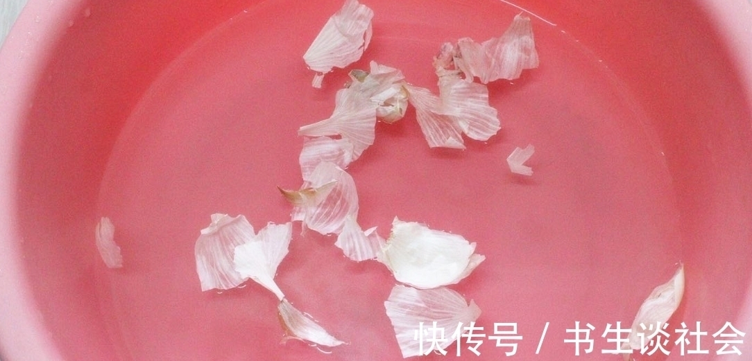 大蒜皮是好宝贝,别再扔掉了,教您大蒜皮的3个用法,简单实用