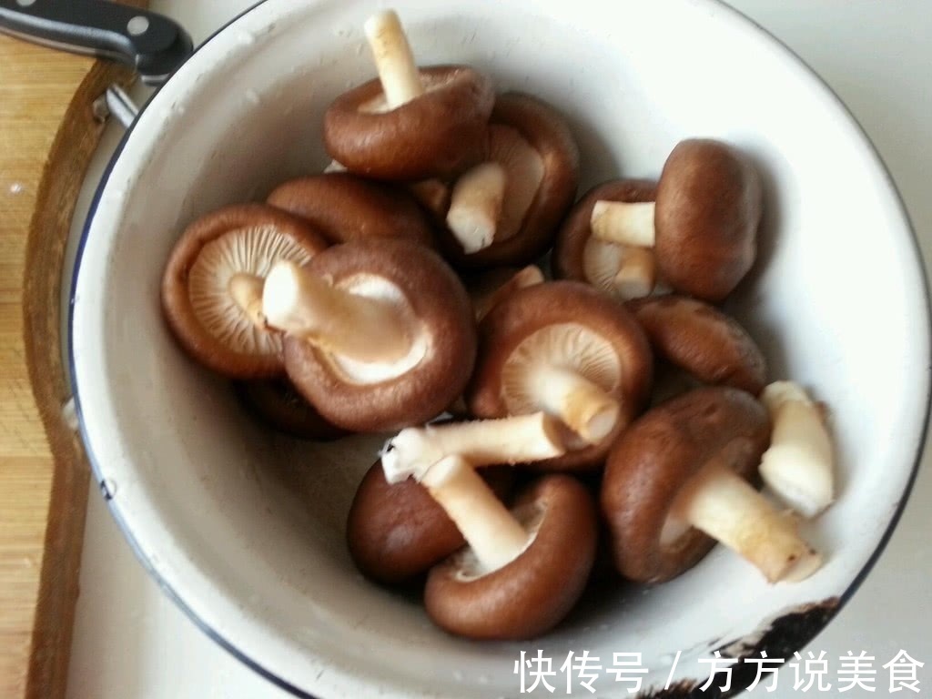洗香菇应该用清水还是用盐水很多人都做错了，难怪洗了像没洗！