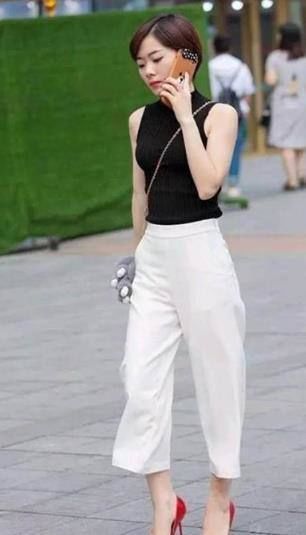 气质|身材曼妙的的小姐姐，性感的身材穿上紧身牛仔裤穿搭，更有韵味了