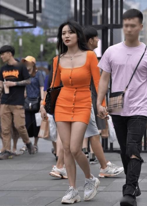 微胖|橙色裙让少妇美的醒目又迷人 ，尽显性感身材，原来微胖才是极品