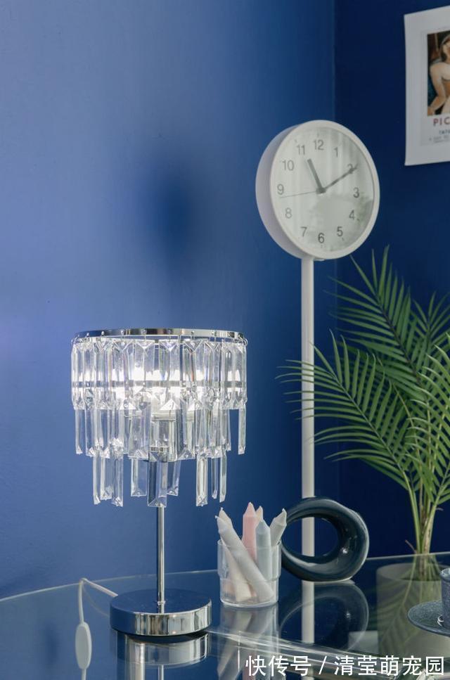 床头柜|95后姑娘的“穷装”卧室火了,环保又精致,软装的力量真强大