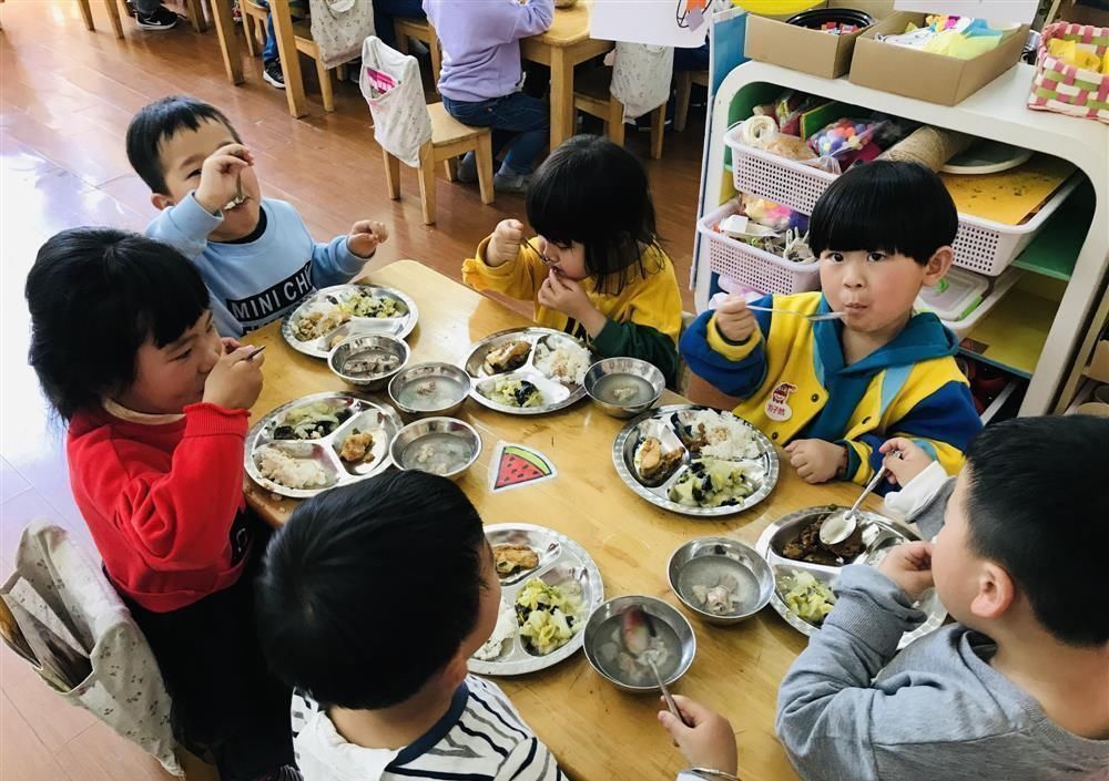 为什么幼儿园饭菜没有家里好,孩子还吃得香?难道幼儿园有魔力