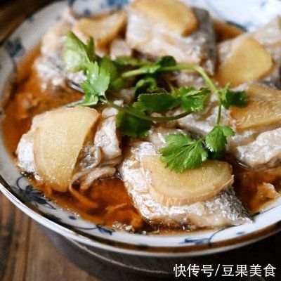 带鱼|在家不知道吃什么，吃超好吃的肉沫蒸带鱼就对了