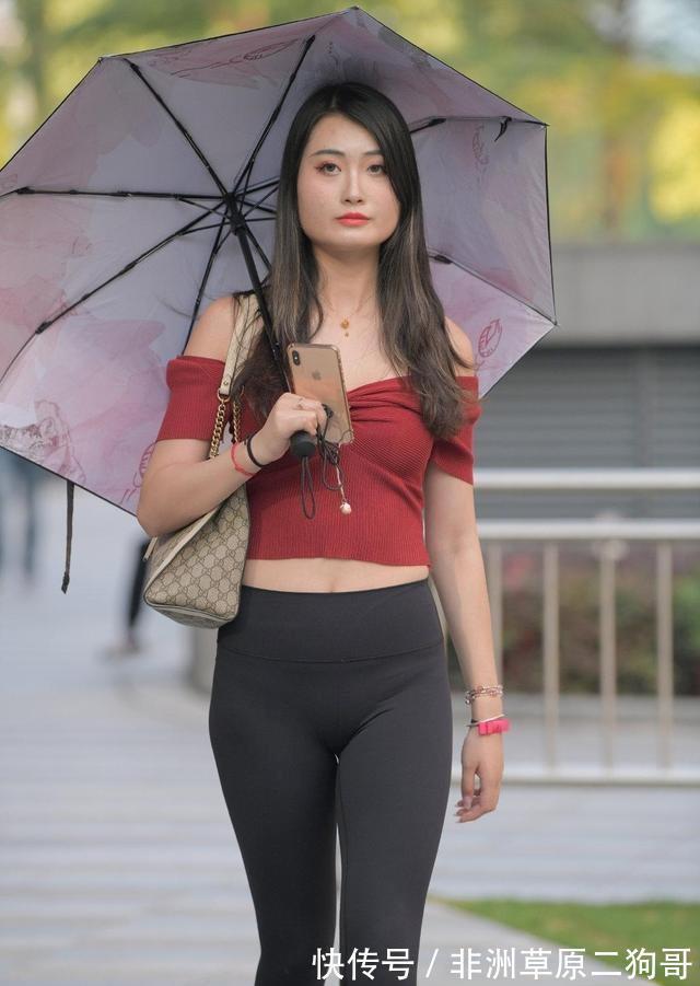 条纹|公园里健身的美女小姐姐,运动背心配瑜伽裤的打扮实在太惹眼