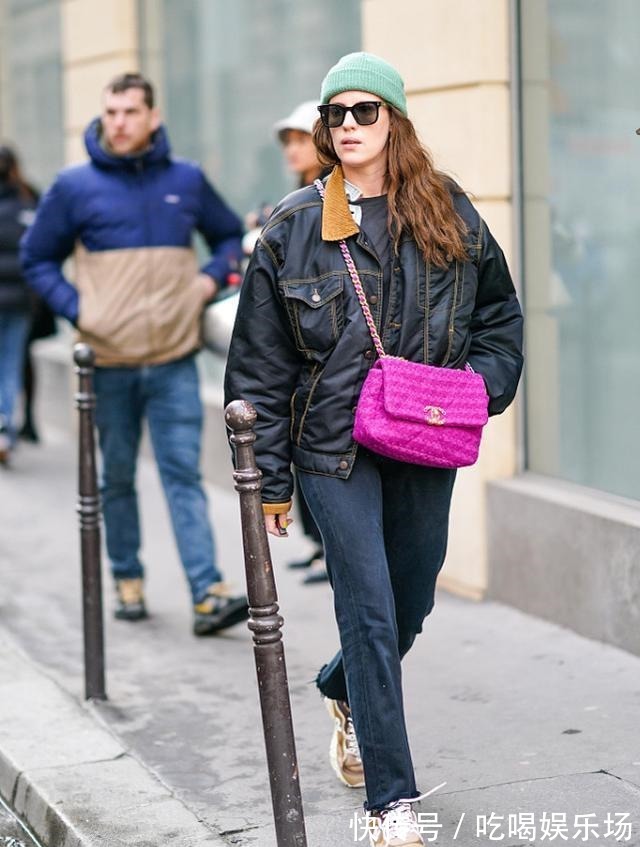 时髦 入冬了,该为自己选择一款棉服了,黑色的棉服百搭又时髦、还保暖!