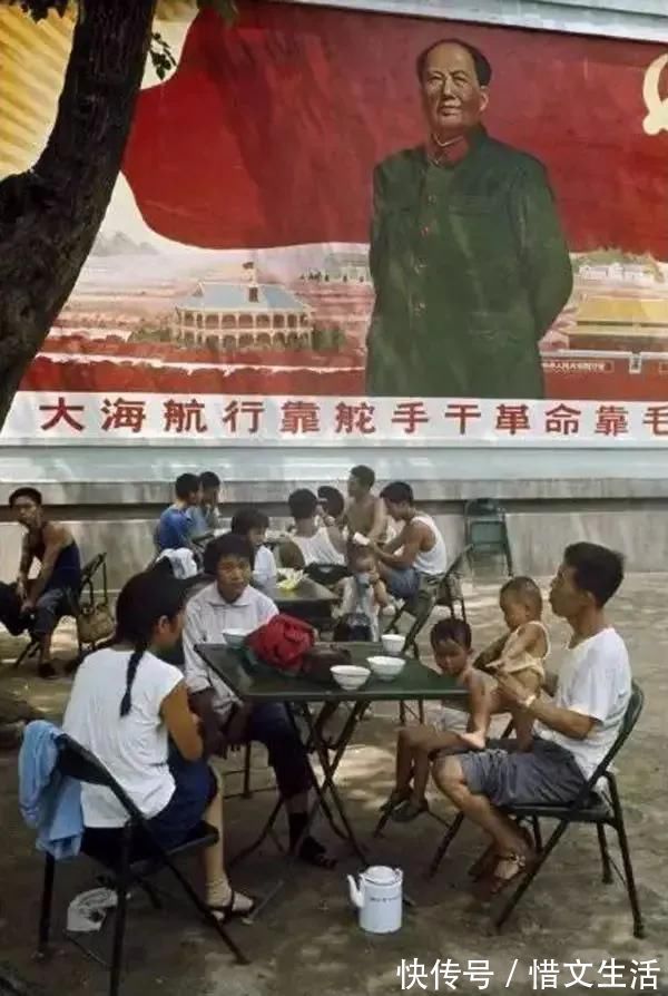 年画@老照片:70年代初,只有书店才卖年画,大碗茶是蓝边碗