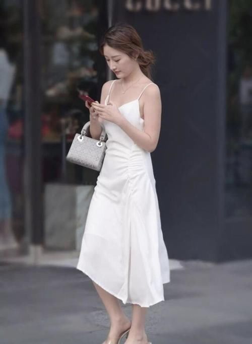 一身优雅长裙，轻盈大方又显知性时尚气质，高挑女生更爱穿