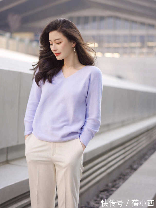 美眉 “小黑裤”out了!2022年最流行穿小白裤,学博主这样搭配很高级