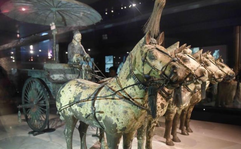 些兵马|西安的兵马俑是用真人烧制的?一尊兵马俑裂开后,人们才知道真相